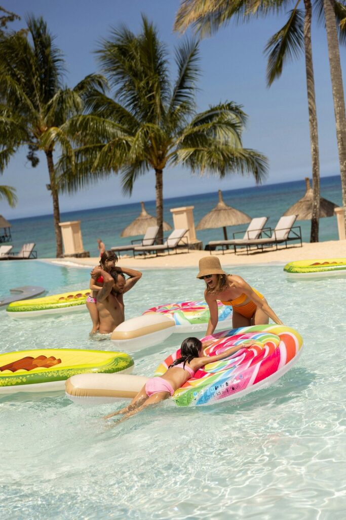 family-poolside-experience
