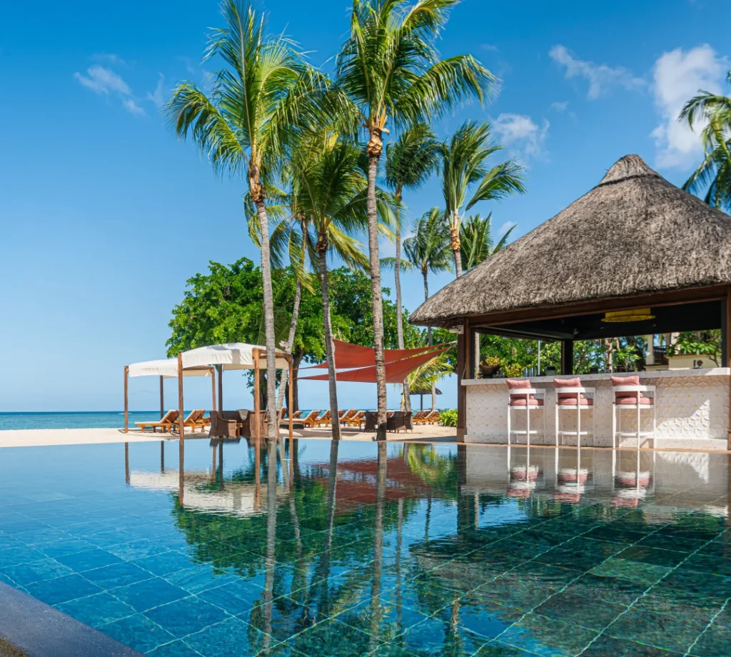 MRUHIHI_Infinity_Pool_Hibiscus_Bar_Day